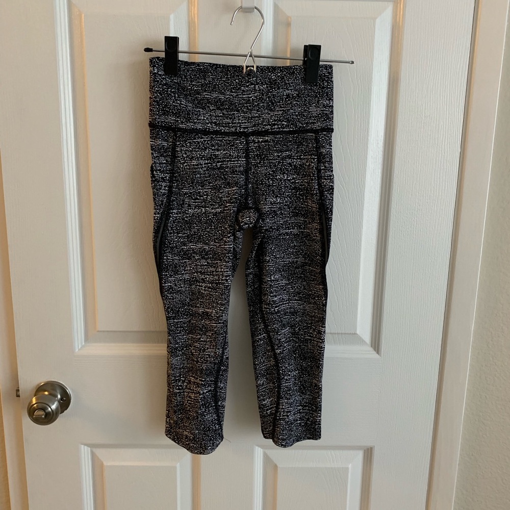 Lululemon Crop Size 4. Worn one time.
